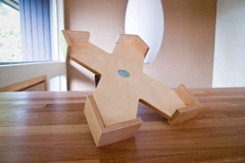 Stand in legno per iPad