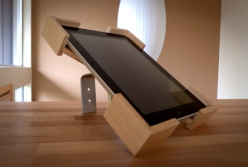 Stand in legno per iPad